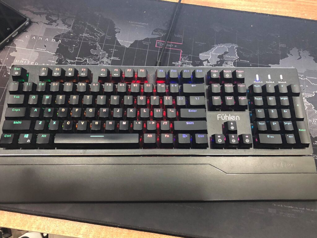 Bàn phím cơ Fuhlen G900S RGB Red switch có giá gần 2.500.000 đồng