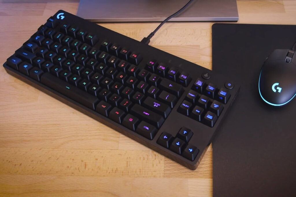 Bàn phím cơ Logitech G Pro Gaming giá khoảng 2.000.000 đồng